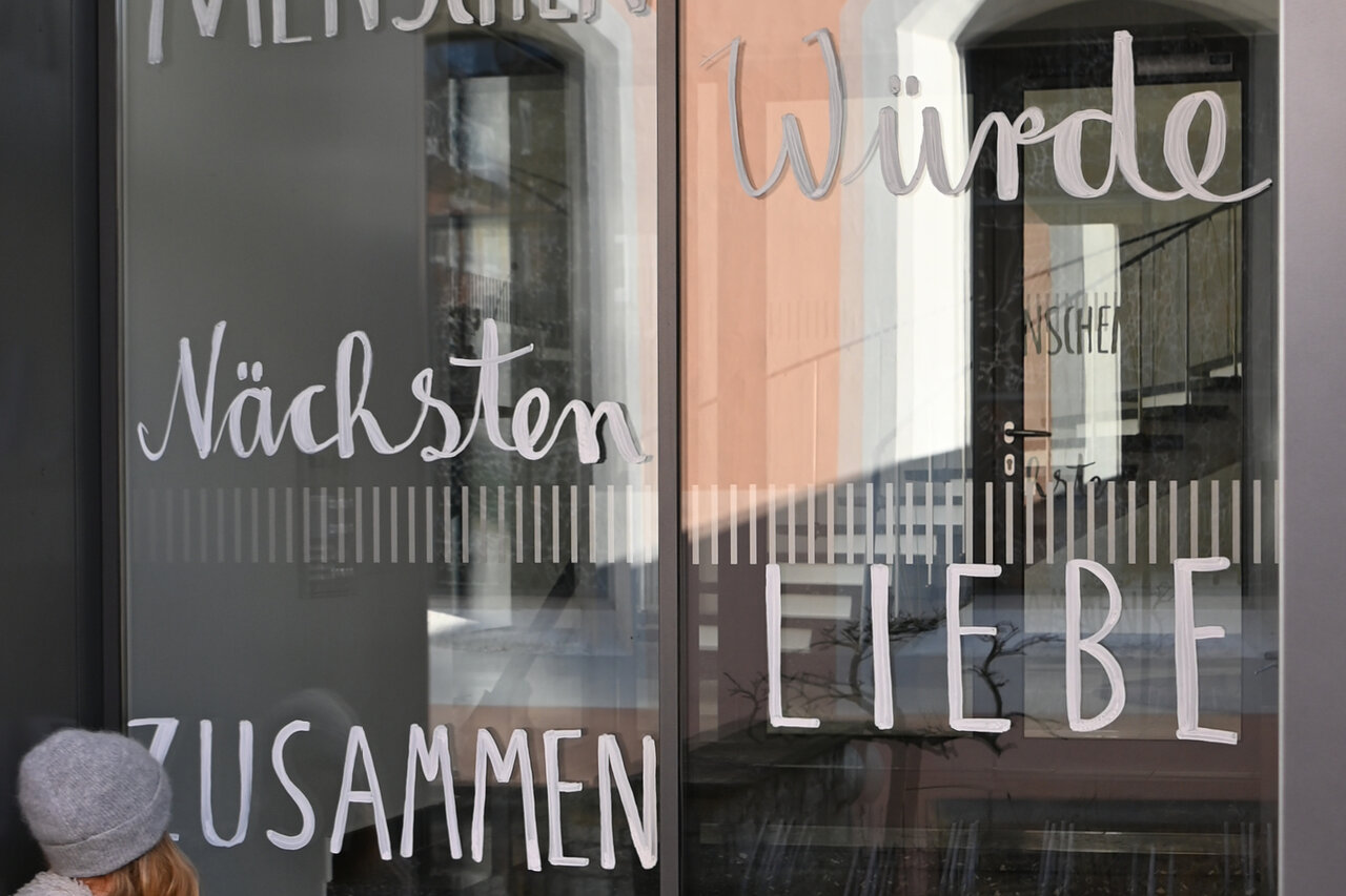 Auf der Eingangstür des LÜCHTENHOF:
