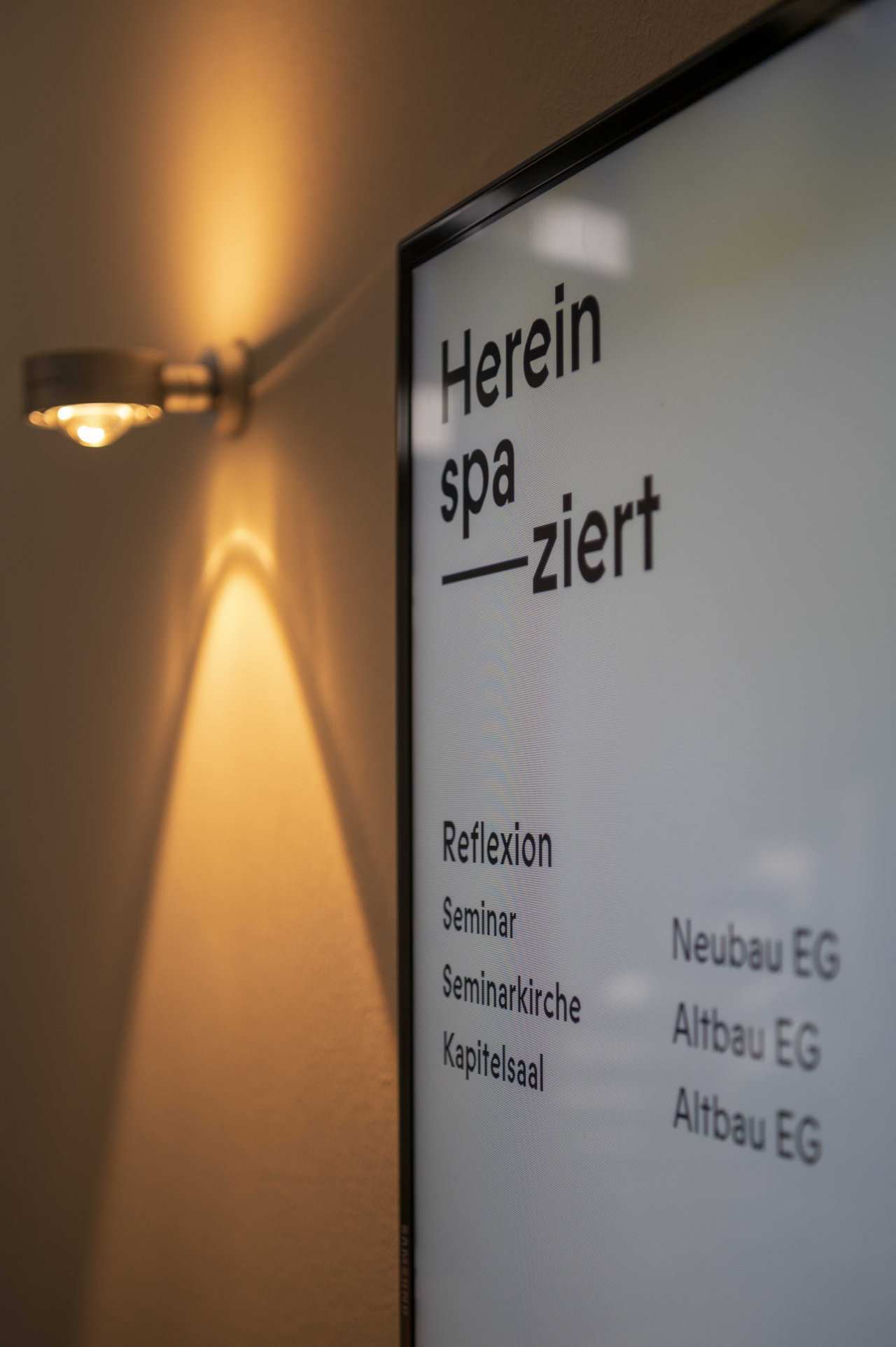 LÜCHTENHOF - Empfang mit Display und Willkommensgruß: Hereinspziaert
