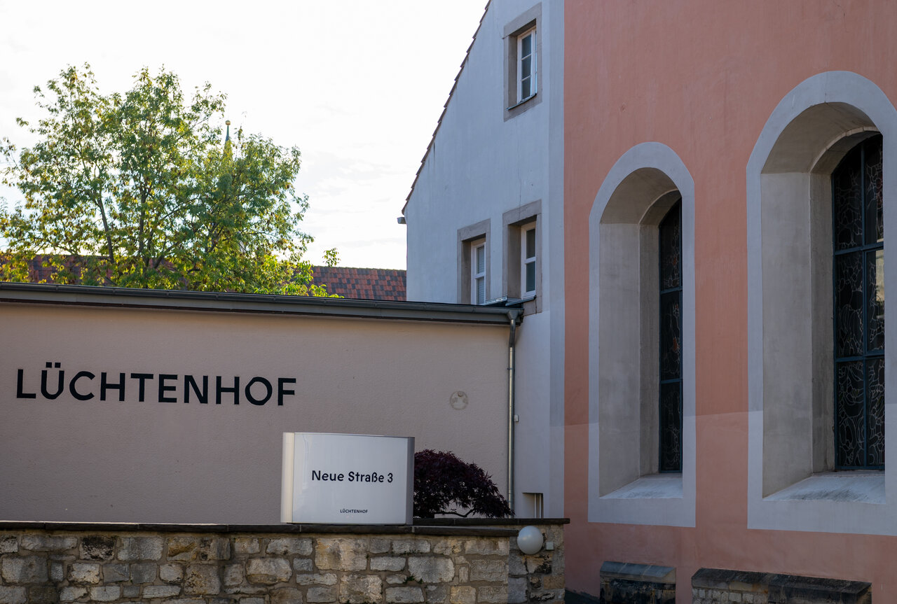 LÜCHTENHOF - Eingangsbereich mit Seminarkirche und Blick in den Himmel