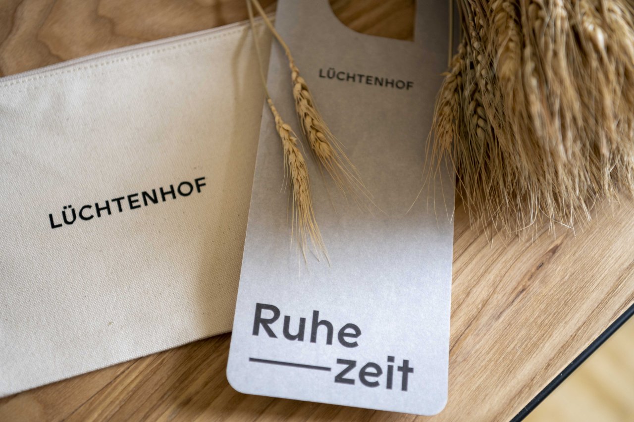 LÜCHTENHOF - Empfang - Kulturbeutel und Türklinkenschild, auf dem 