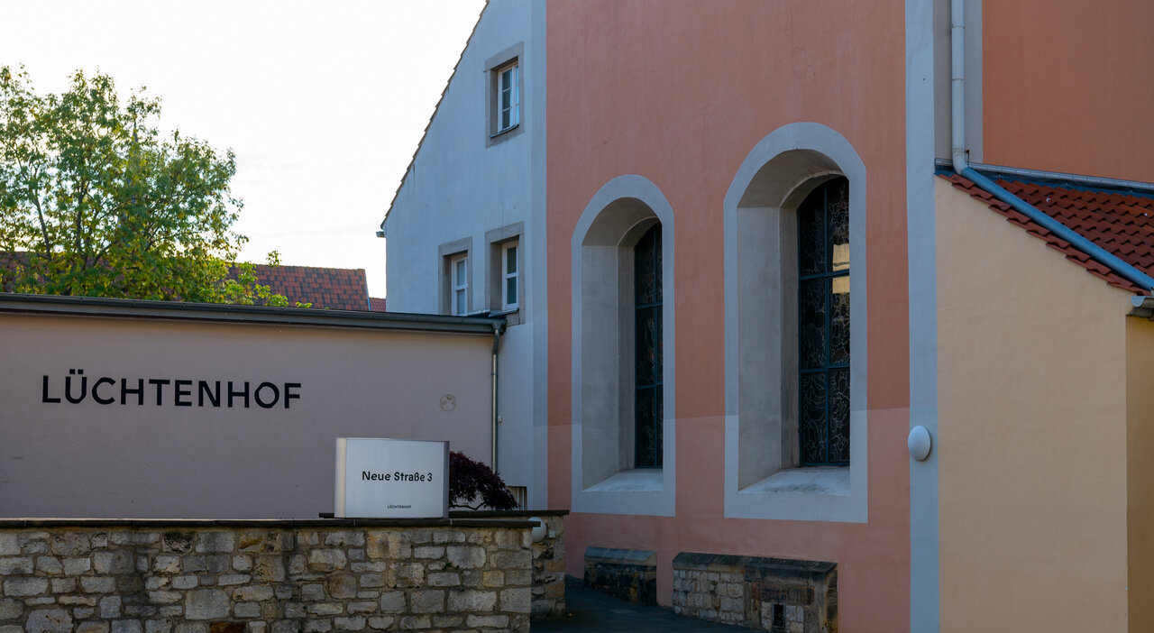 LÜCHTENHOF - Eingangsbereich mit Seminarkirche und Blick in den Himmel