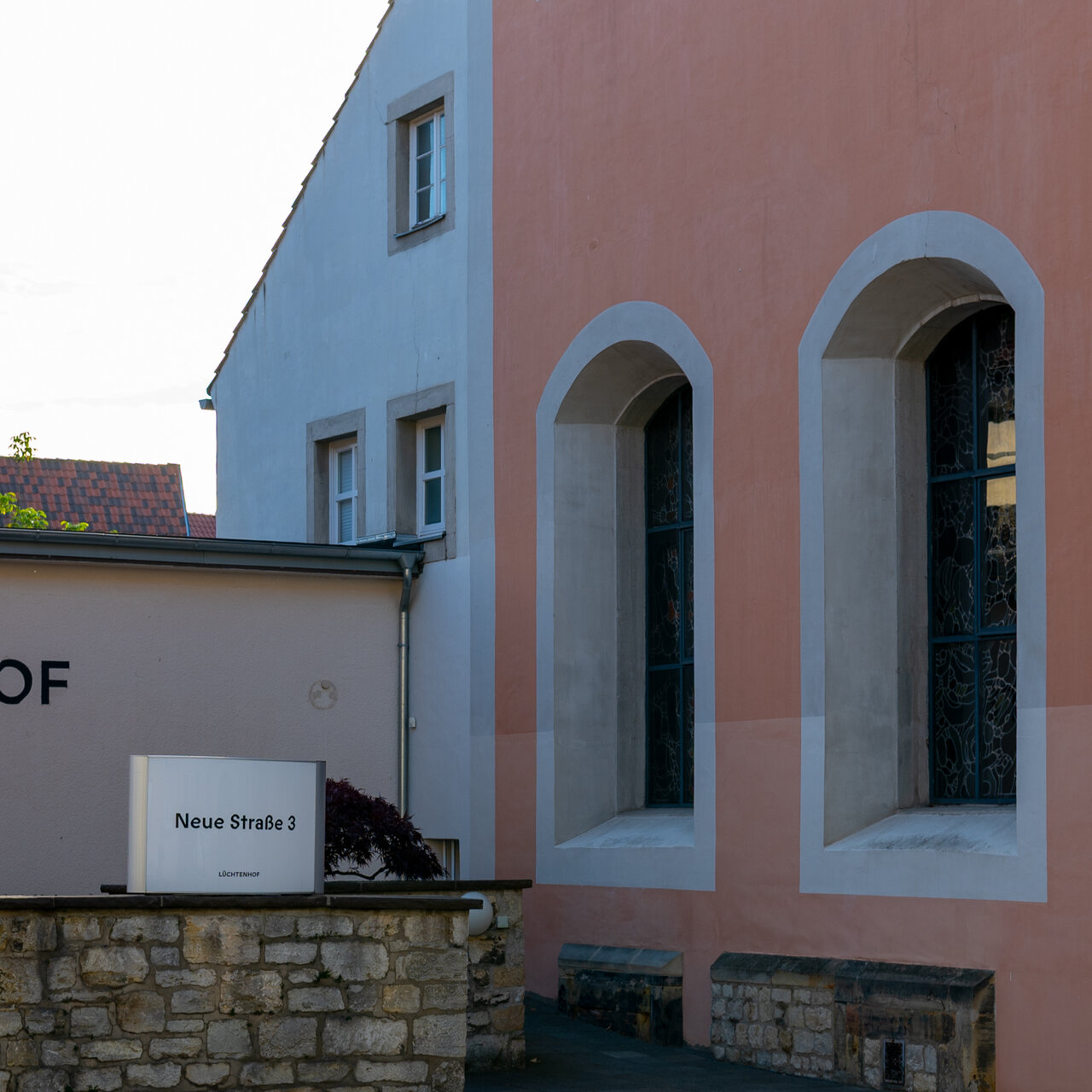 LÜCHTENHOF - Eingangsbereich mit Seminarkirche und Blick in den Himmel