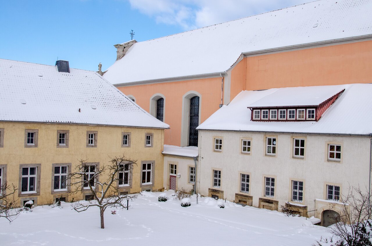 LÜCHTENHOF - Schneebdecktes Hofgarten mit Kirche