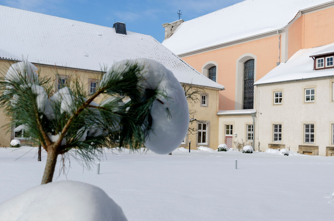 LÜCHTENHOF - Hofgarten - Schneebdeckte Natur und Gebäude