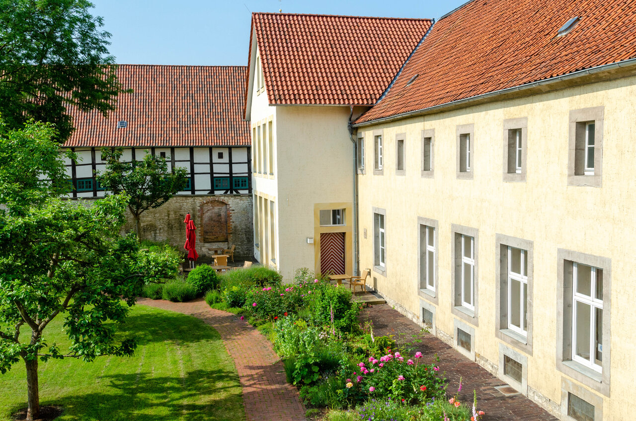 LÜCHTENHOF - Hofgarten - Seitlicher Blick auf den Altbau