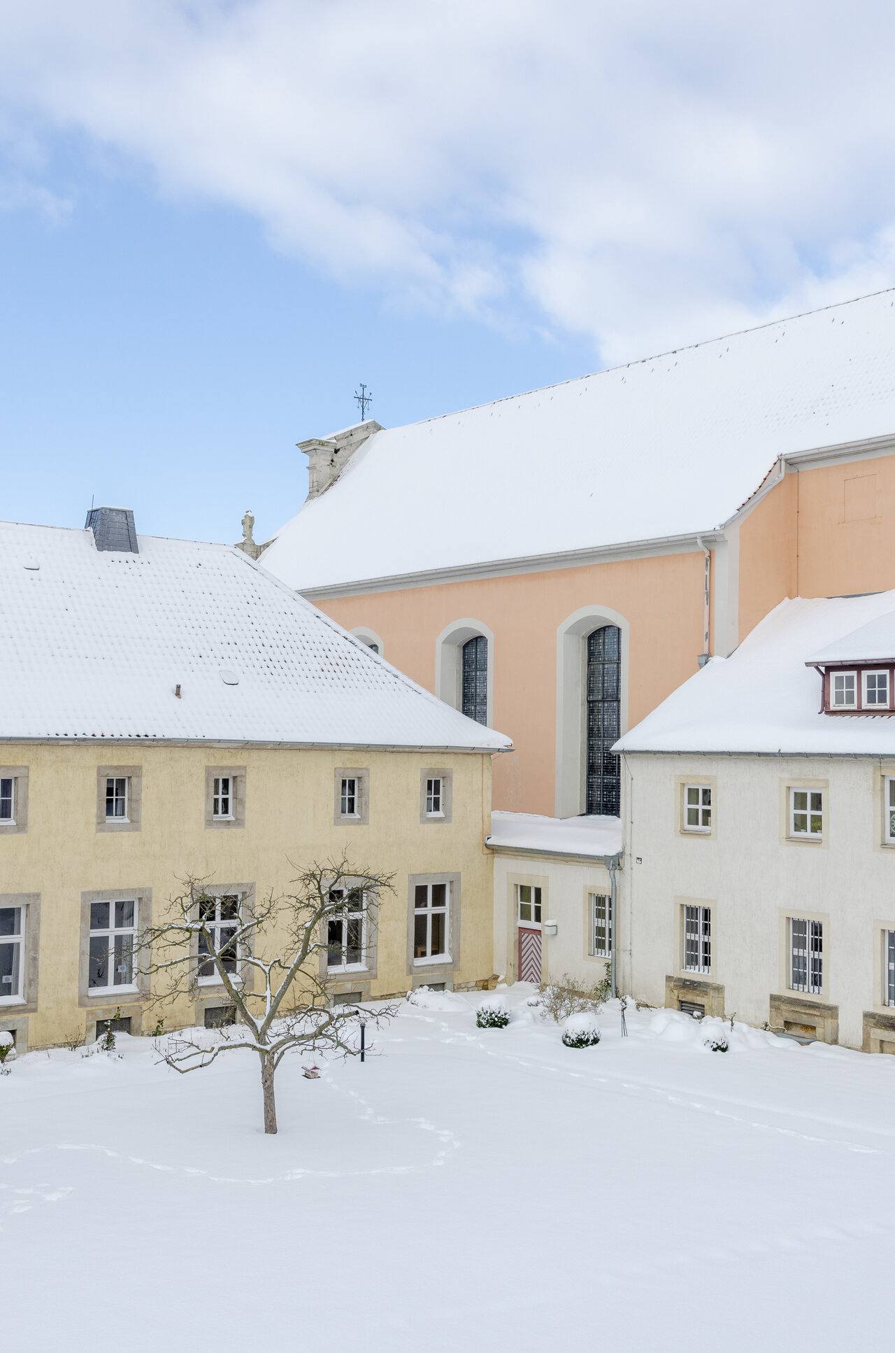 LÜCHTENHOF - Schneebdeckter Hofgarten - Blick auf Altbau und Kirche