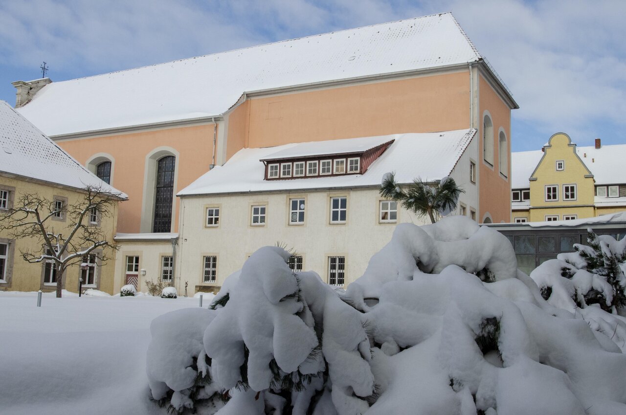 LÜCHTENHOF - Schneebdeckter Hofgarten mit Kirche