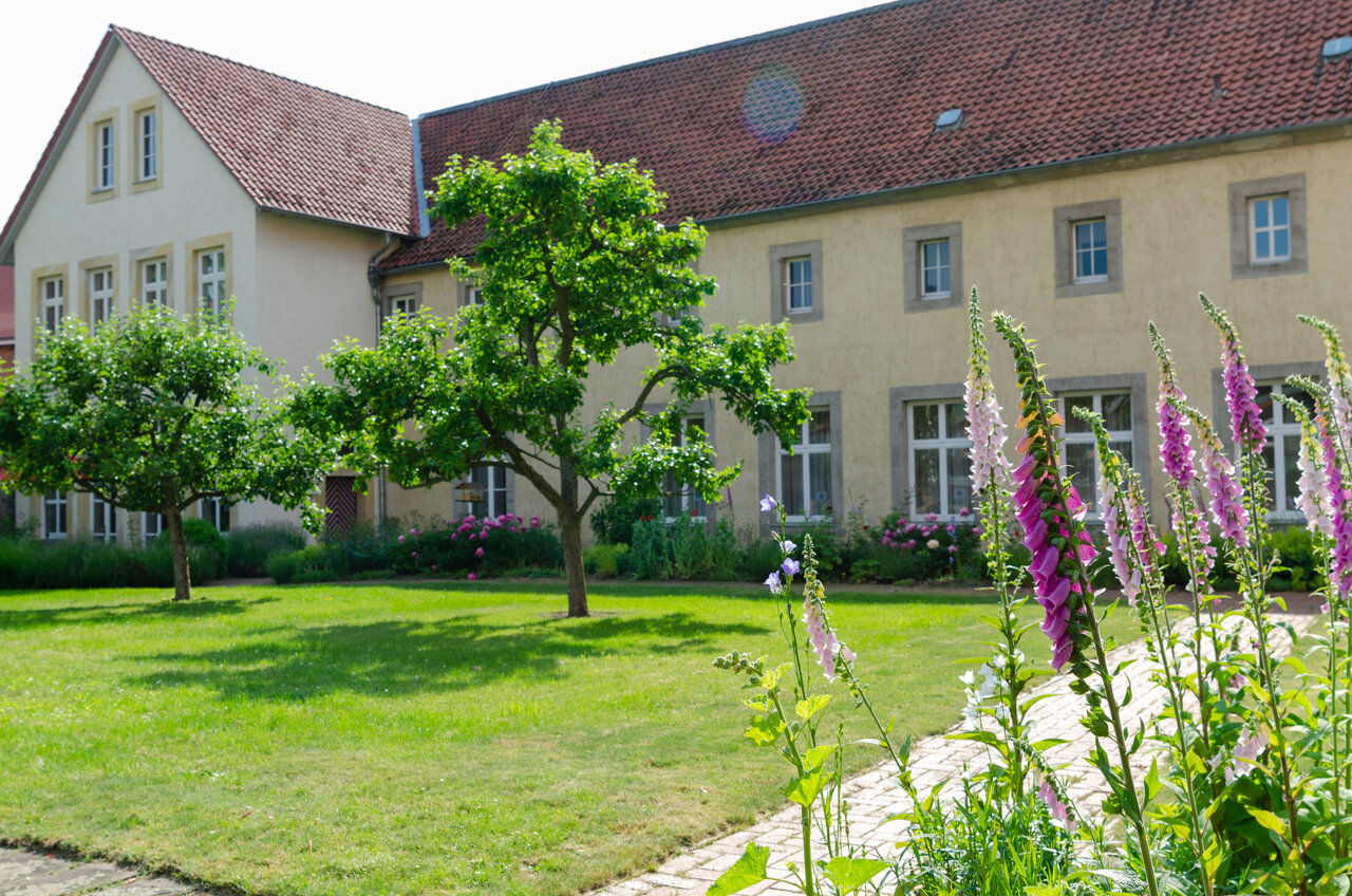 LÜCHTENHOF - Hofgarten - Blick auf Apfelbäume und Altbau