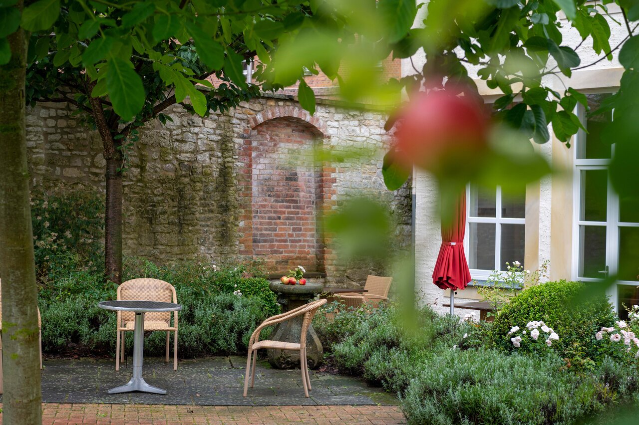 LÜCHTENHOF - Hofgarten - Blick durch Apfelbäume auf Terrasse