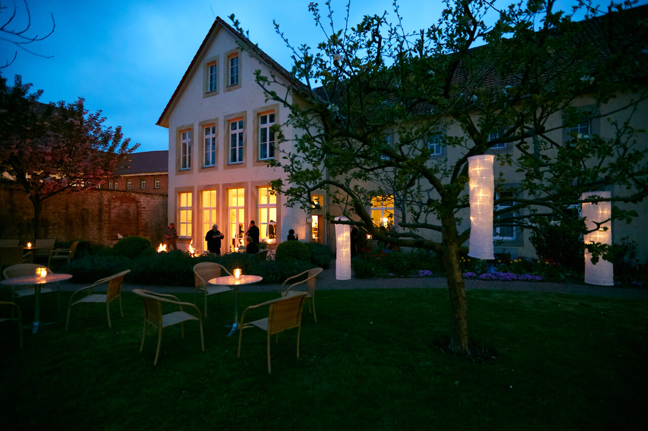 LÜCHTENHOF - Abendstimmung im Hofgarten mit leuchtenden Lampions in den Bäumen