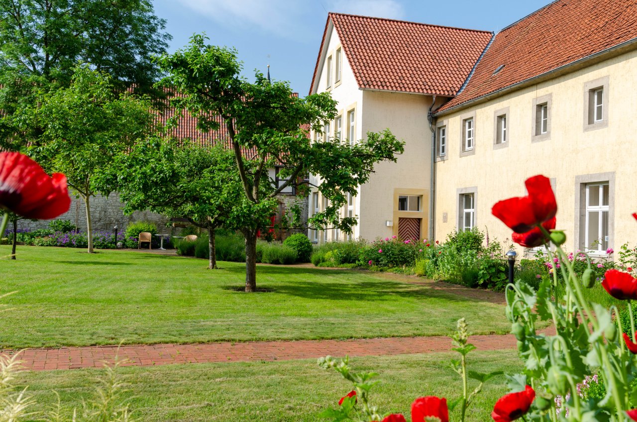 LÜCHTENHOF - Hofgarten - Blick auf die Apfelbäume und den Altbau